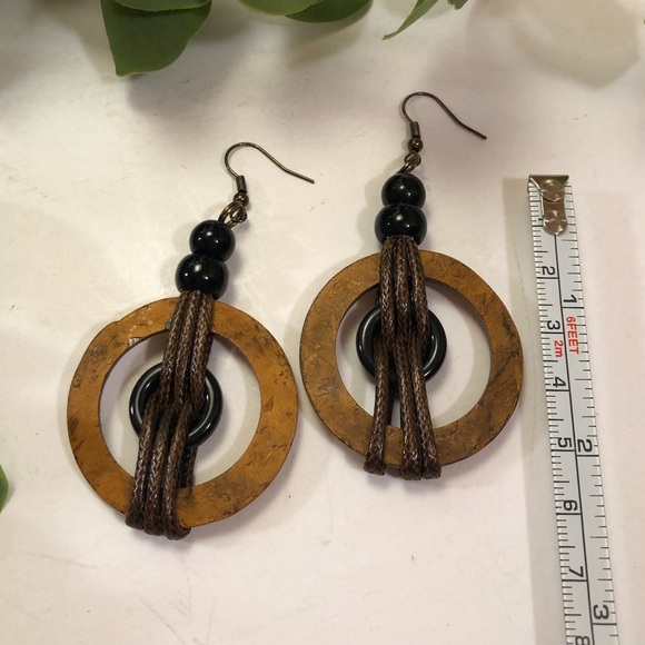 Round wood and black earrings. Statement earrings - Picture 2 of 6